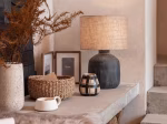 Lampe en céramique noire et abat-jour en jute
