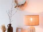 Lampe en rotin tressé et abat-jour en lin beige