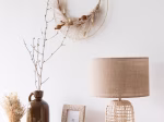 Lampe en rotin tressé et abat-jour en lin beige